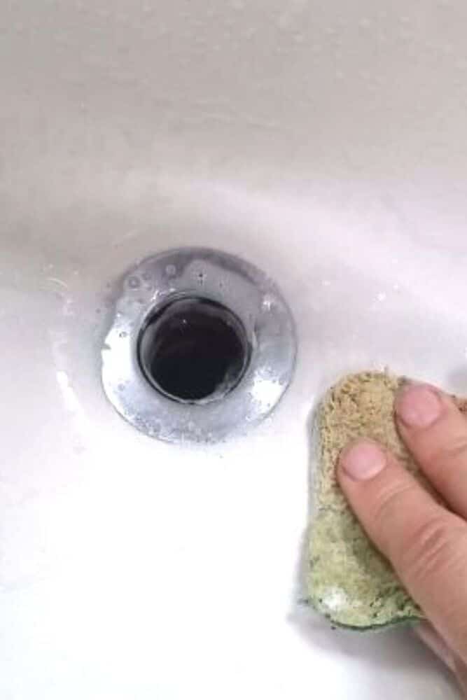 How to clean a bathtub drain