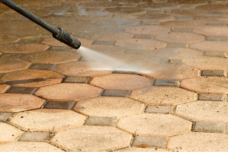 Cleaning concrete block floor by high pressure water jet