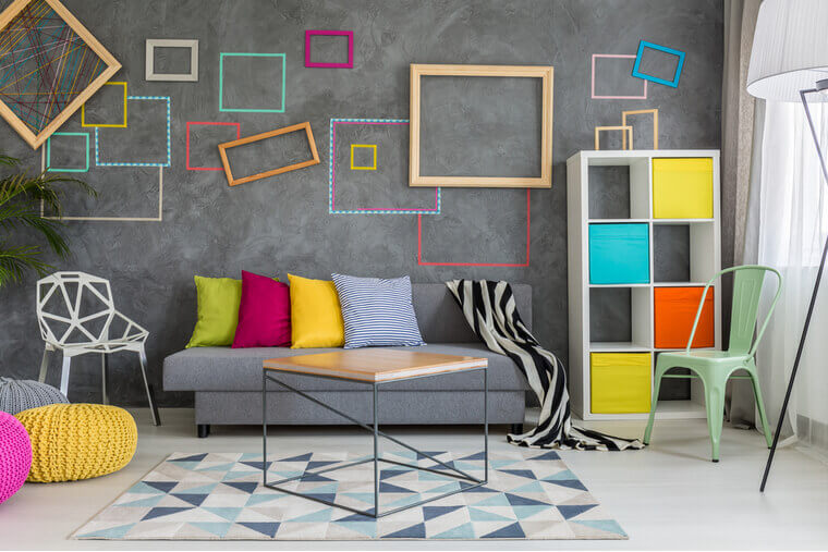 Spacious apartment in grey with colorful wall decor and sofa Spacious apartment in grey with colorful wall decor and sofa