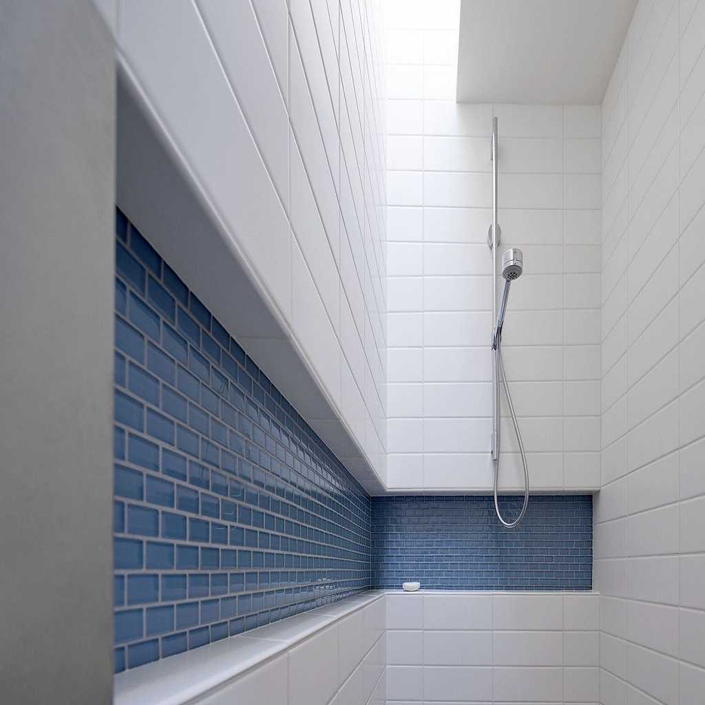 Shower niche for a walk-in shower