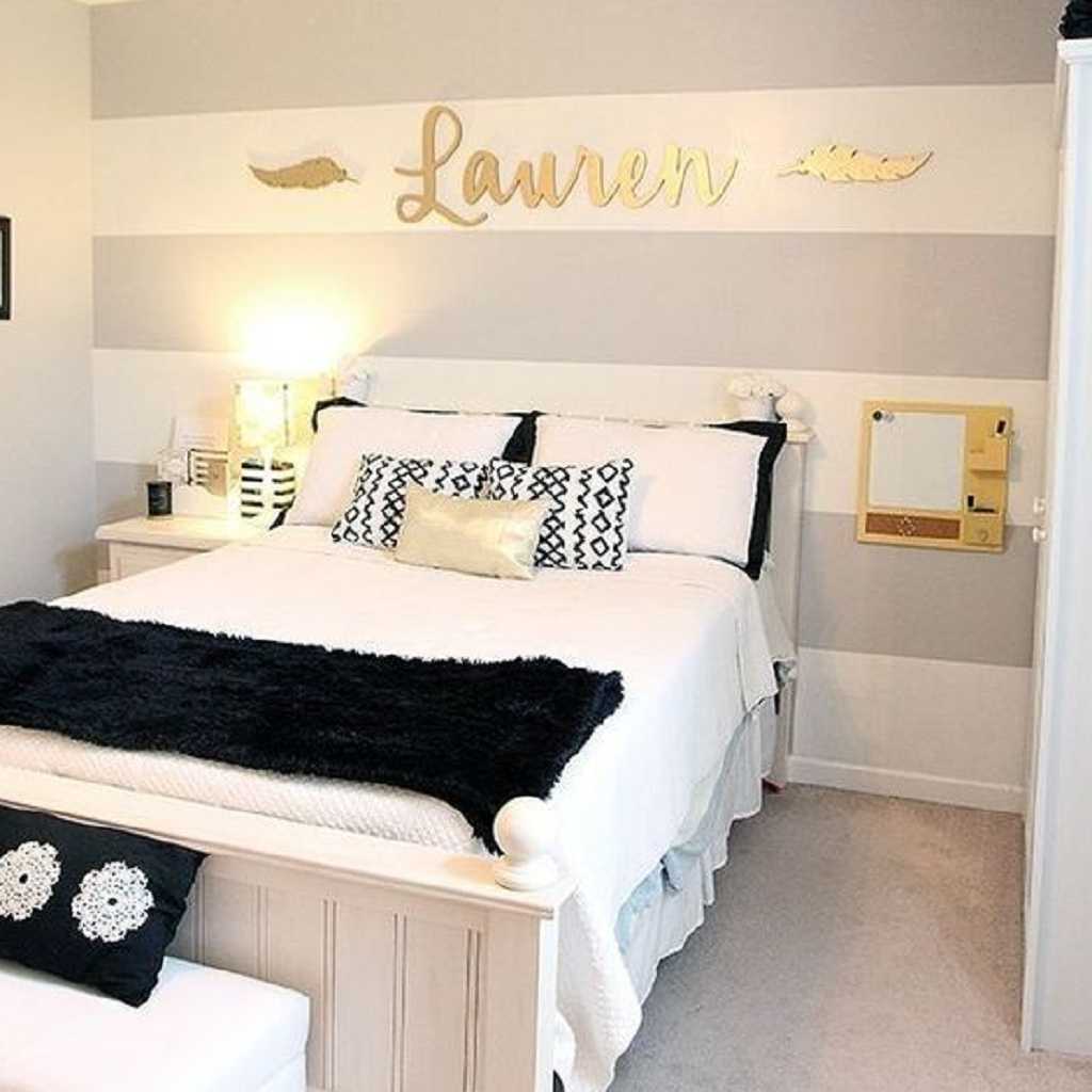 Bedroom design with striped wall Bedroom design with striped wall