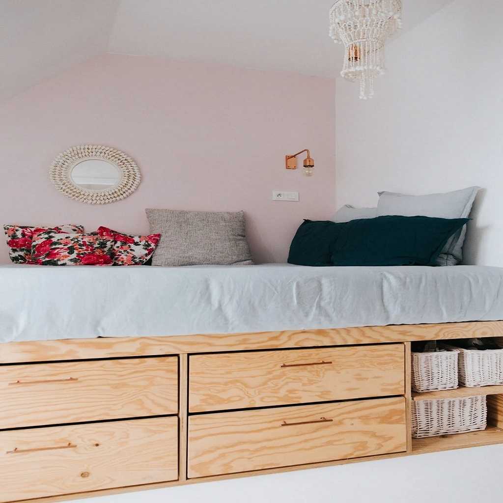 Bed with shelving and storage Bed with shelving and storage