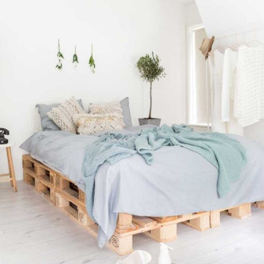 Bedroom with pallet bedding Bedroom with pallet bedding
