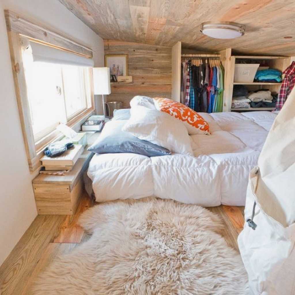 Cramped cabin-style loft Cramped cabin-style loft