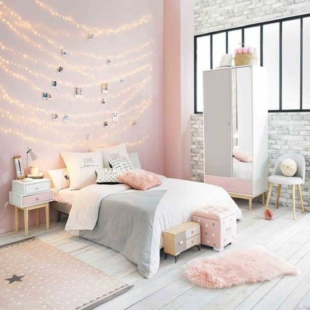 Tumblr bedroom with lights and wall photos