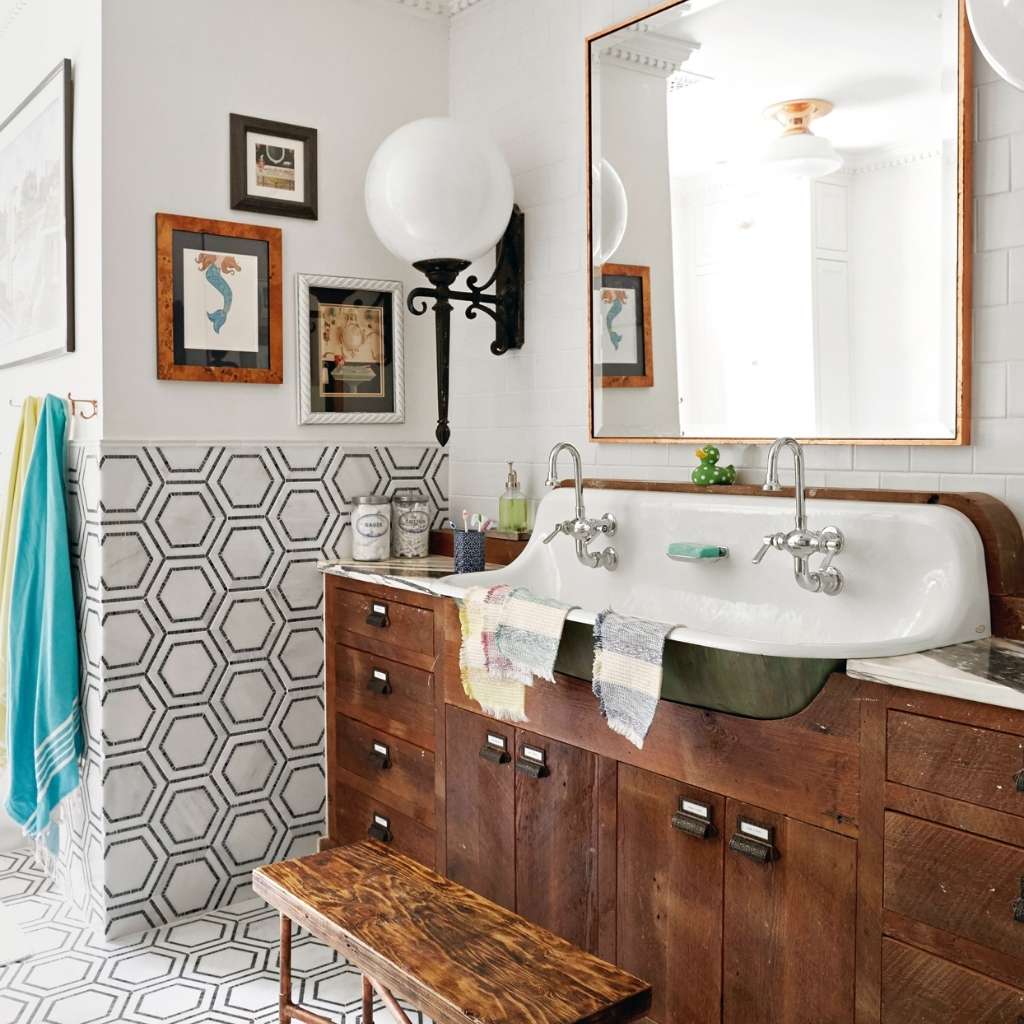 A DIY vanity bathroom using salvaged wood A DIY vanity bathroom using salvaged wood