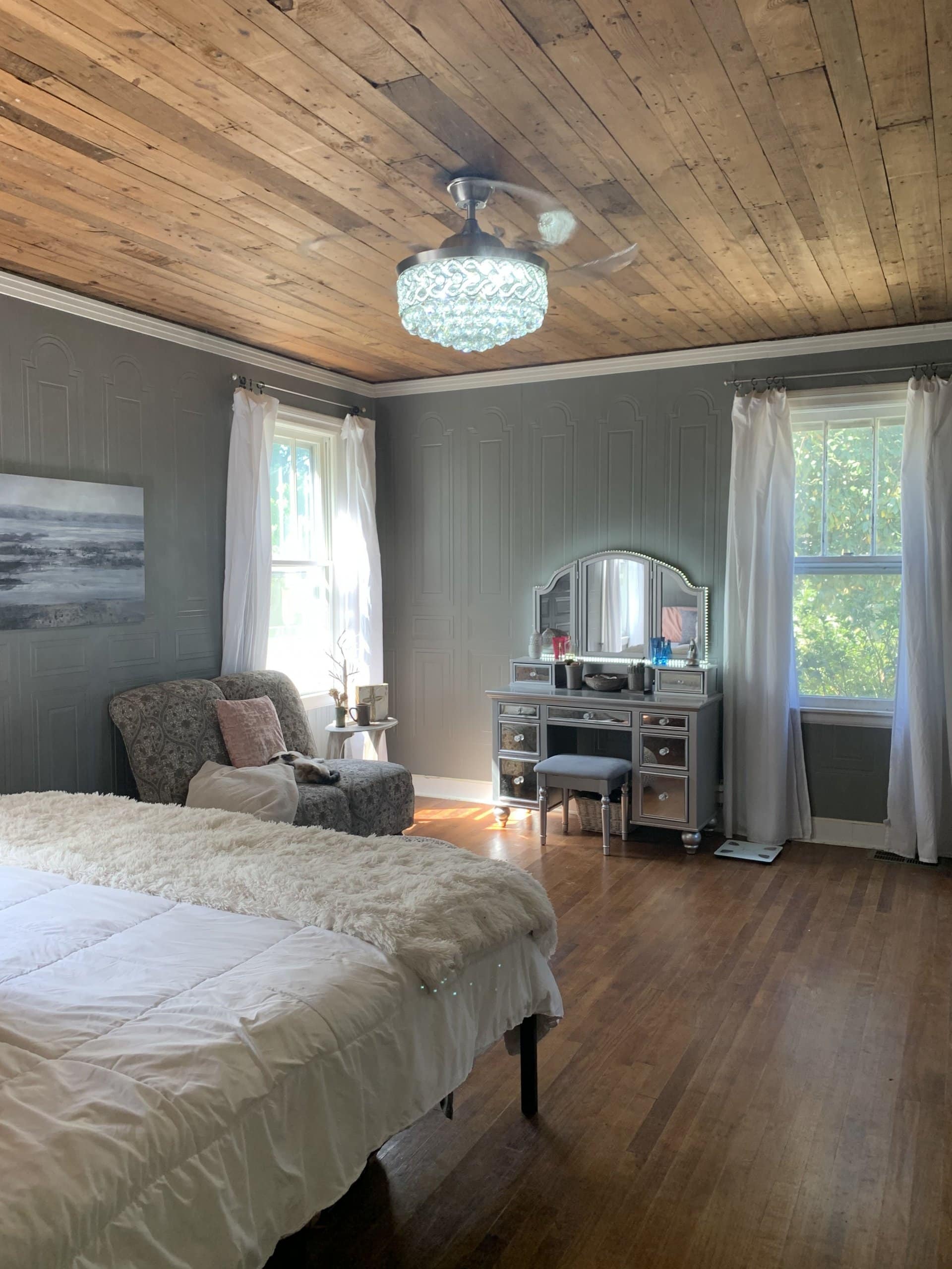 Cozy Bedroom With Wood Walls and Ceiling Cozy Bedroom With Wood Walls and Ceiling