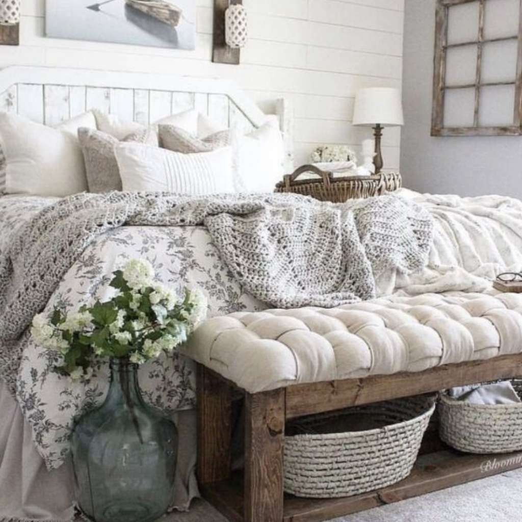 Gentle cottage style bedroom in white Gentle cottage style bedroom in white