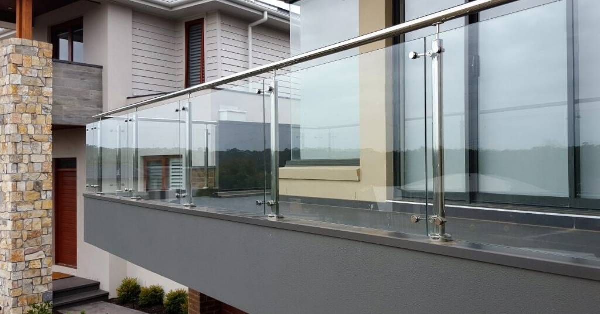 Modern glass railing design for balcony