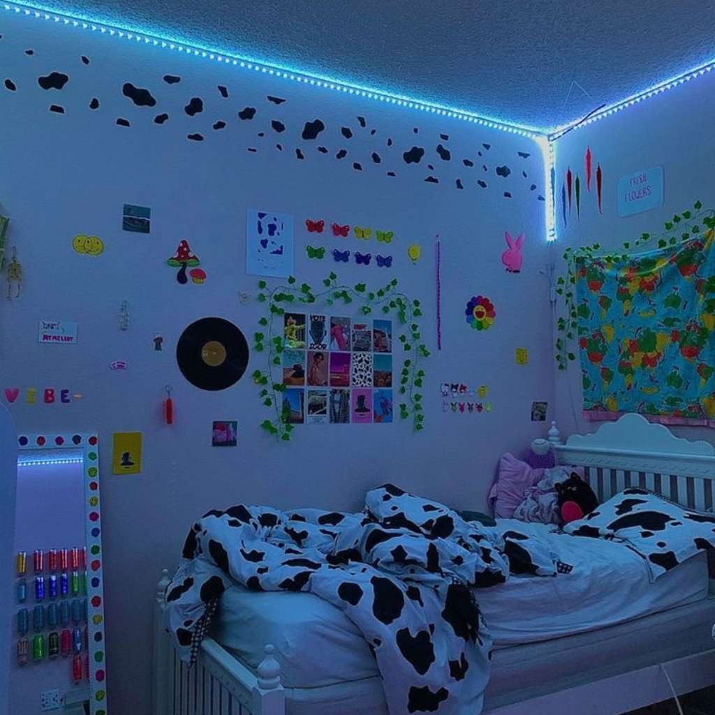 Stick led lights along with the ceiling Stick led lights along with the ceiling