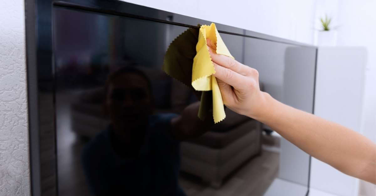 cleaning a flat screen tv to remove smudges 
