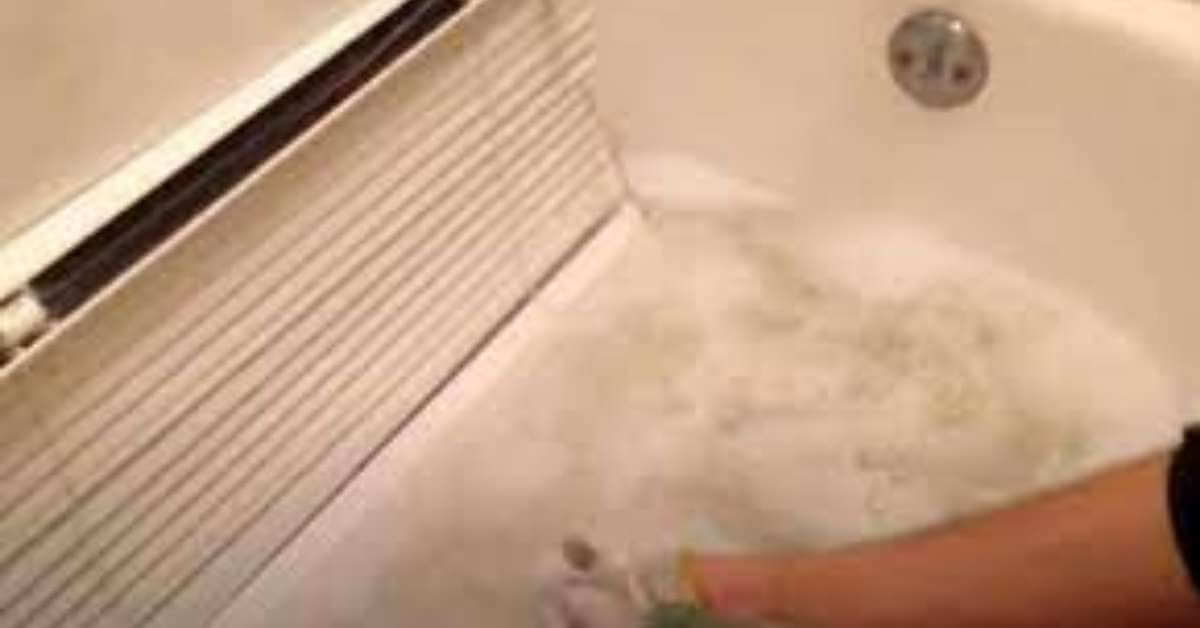 Cleaning Venetian blinds in a bathtub 