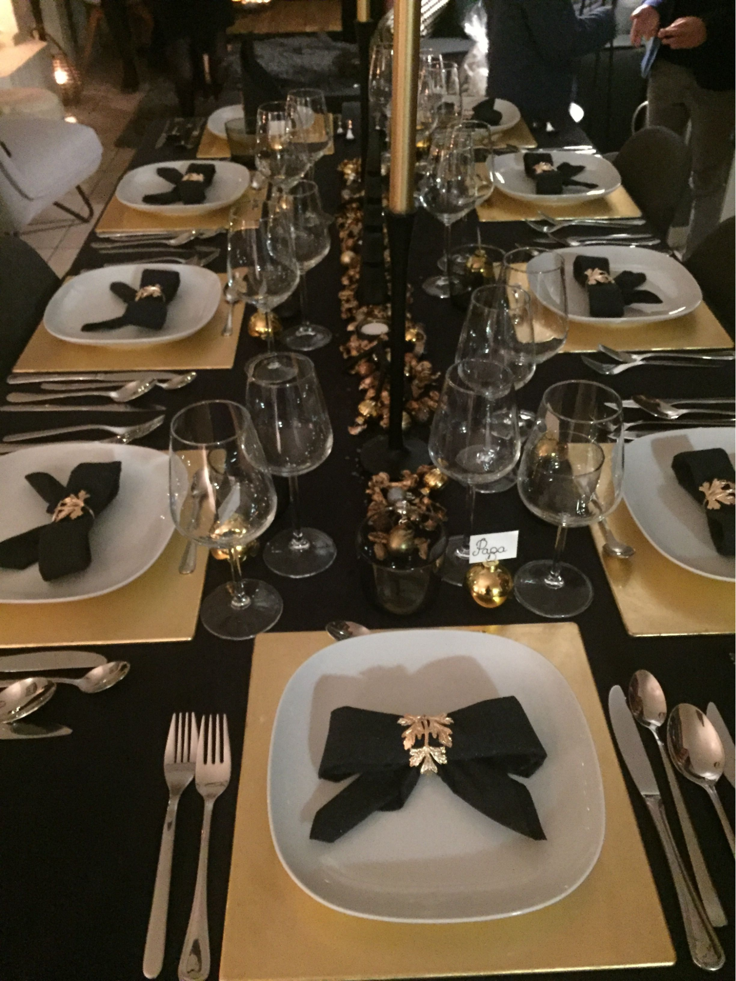 Alluring black-and-gold Christmas table setup