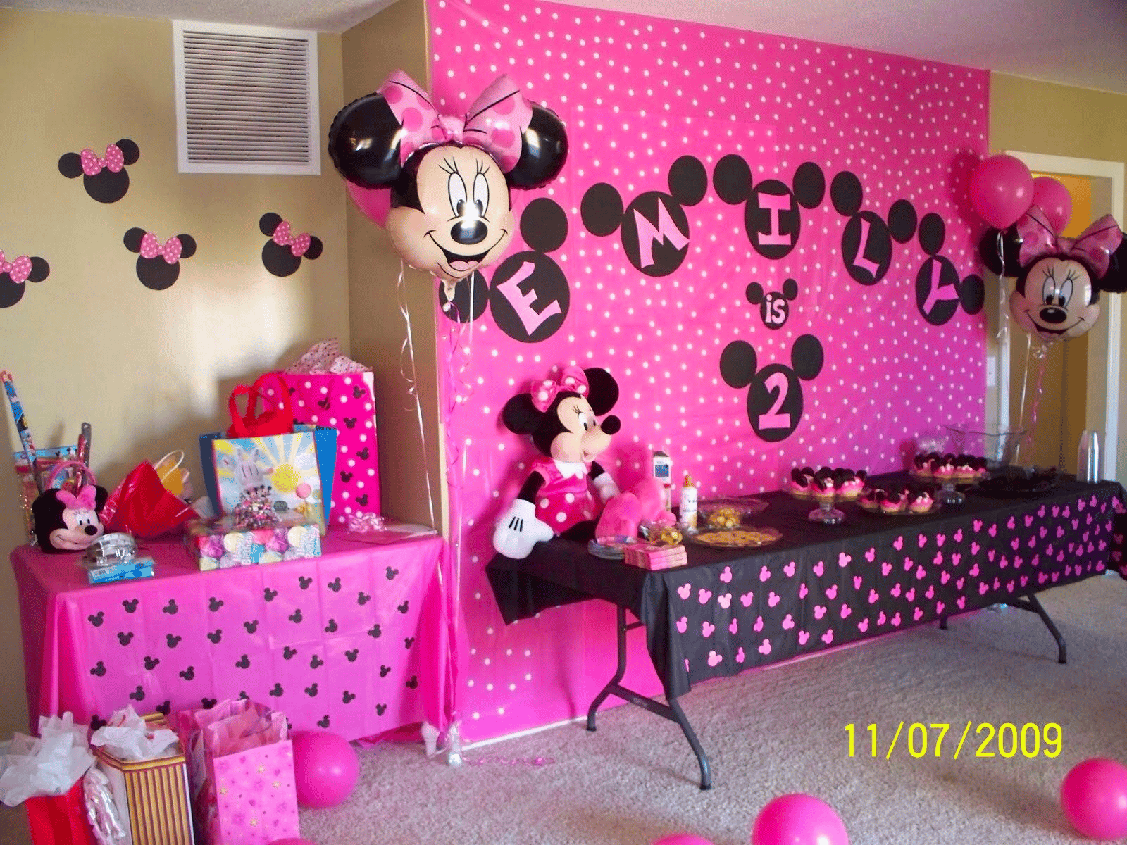 DIY Minnie-mouse-themed birthday party