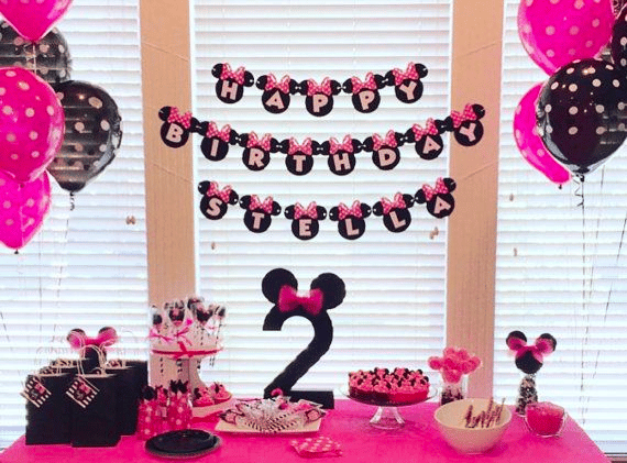 Minnie-mouse-themed birthday party banner