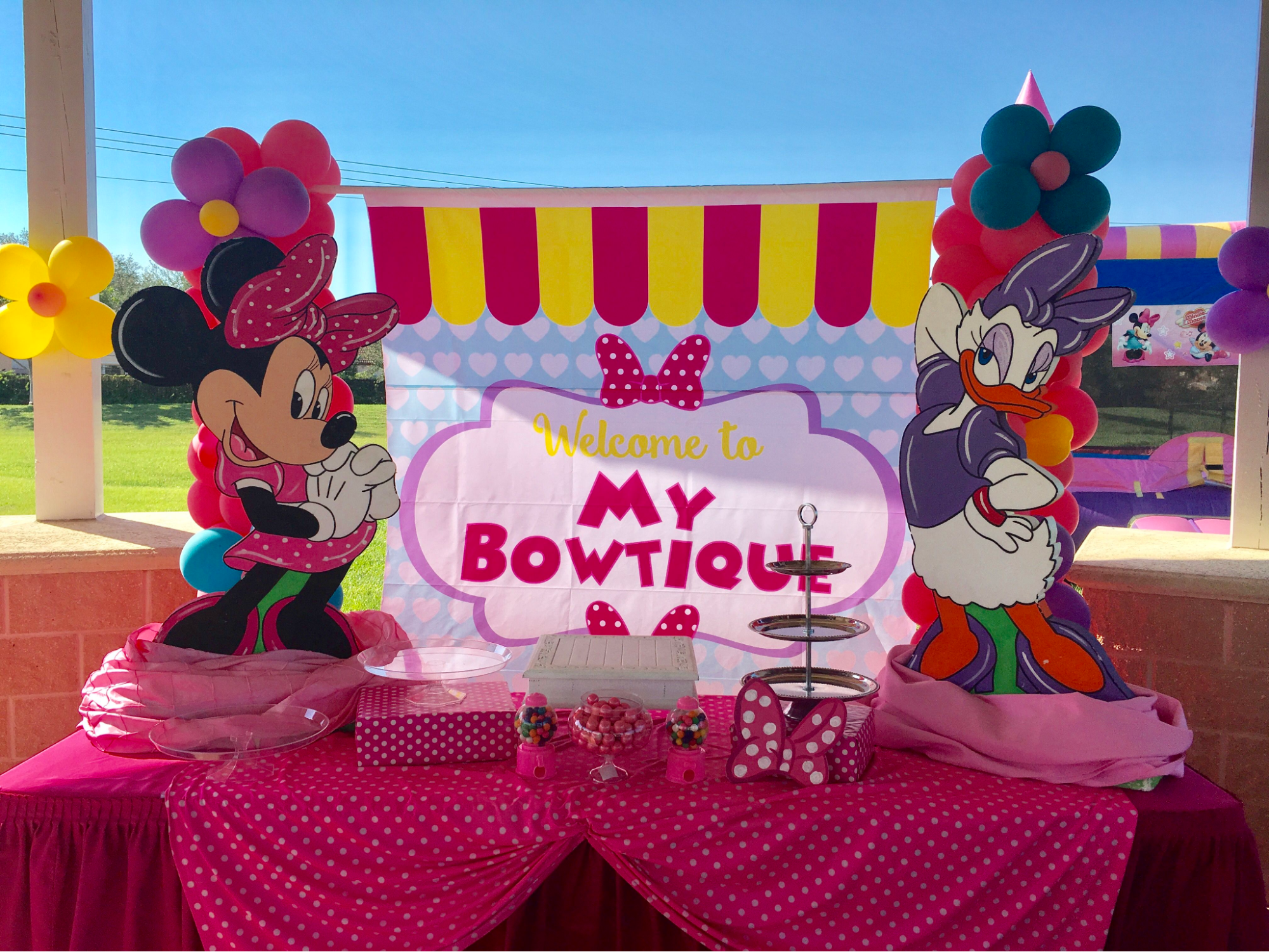 Minnie-mouse-themed birthday party bowtique