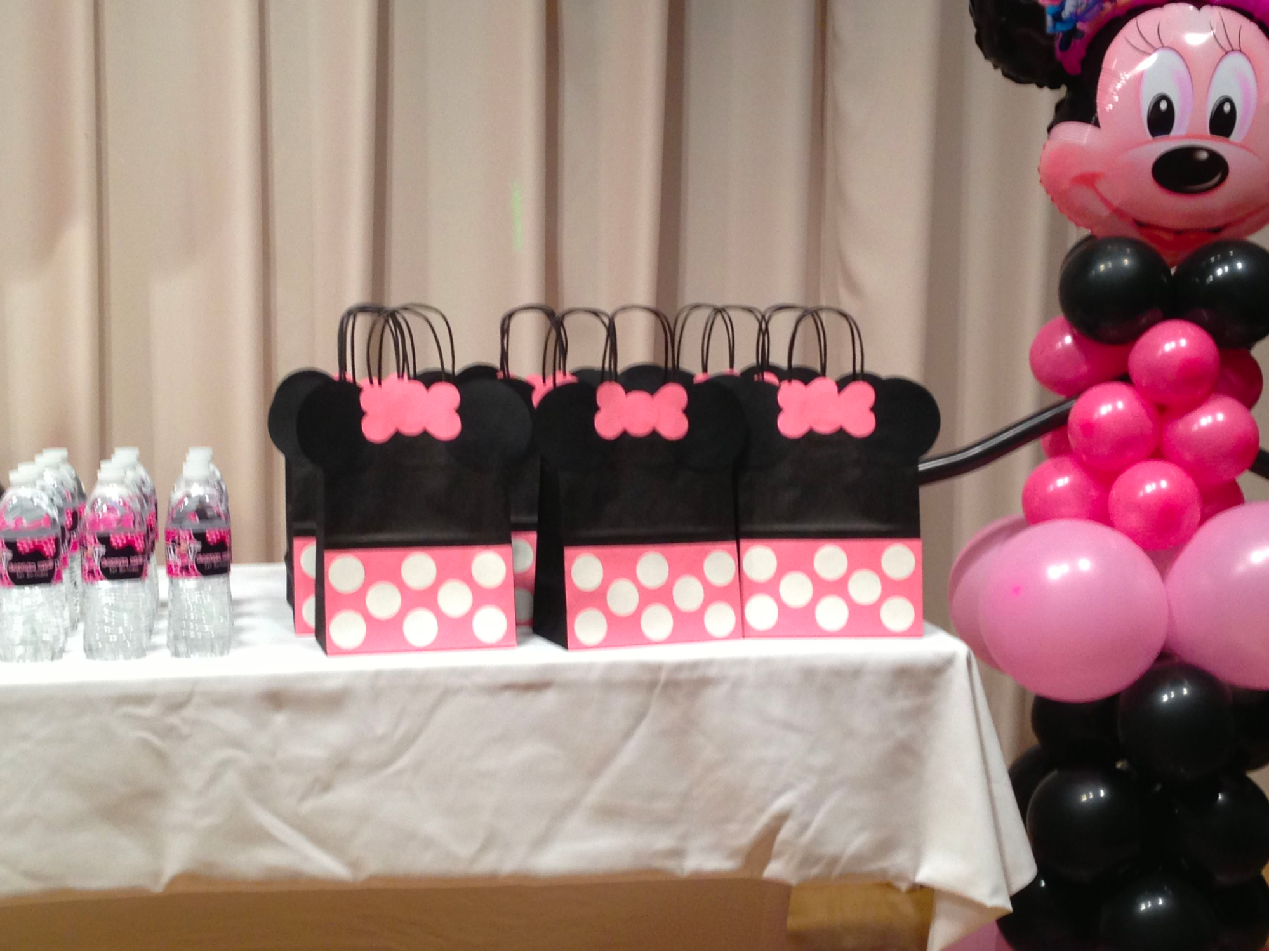 Minnie-mouse-themed birthday party candy bag ideas