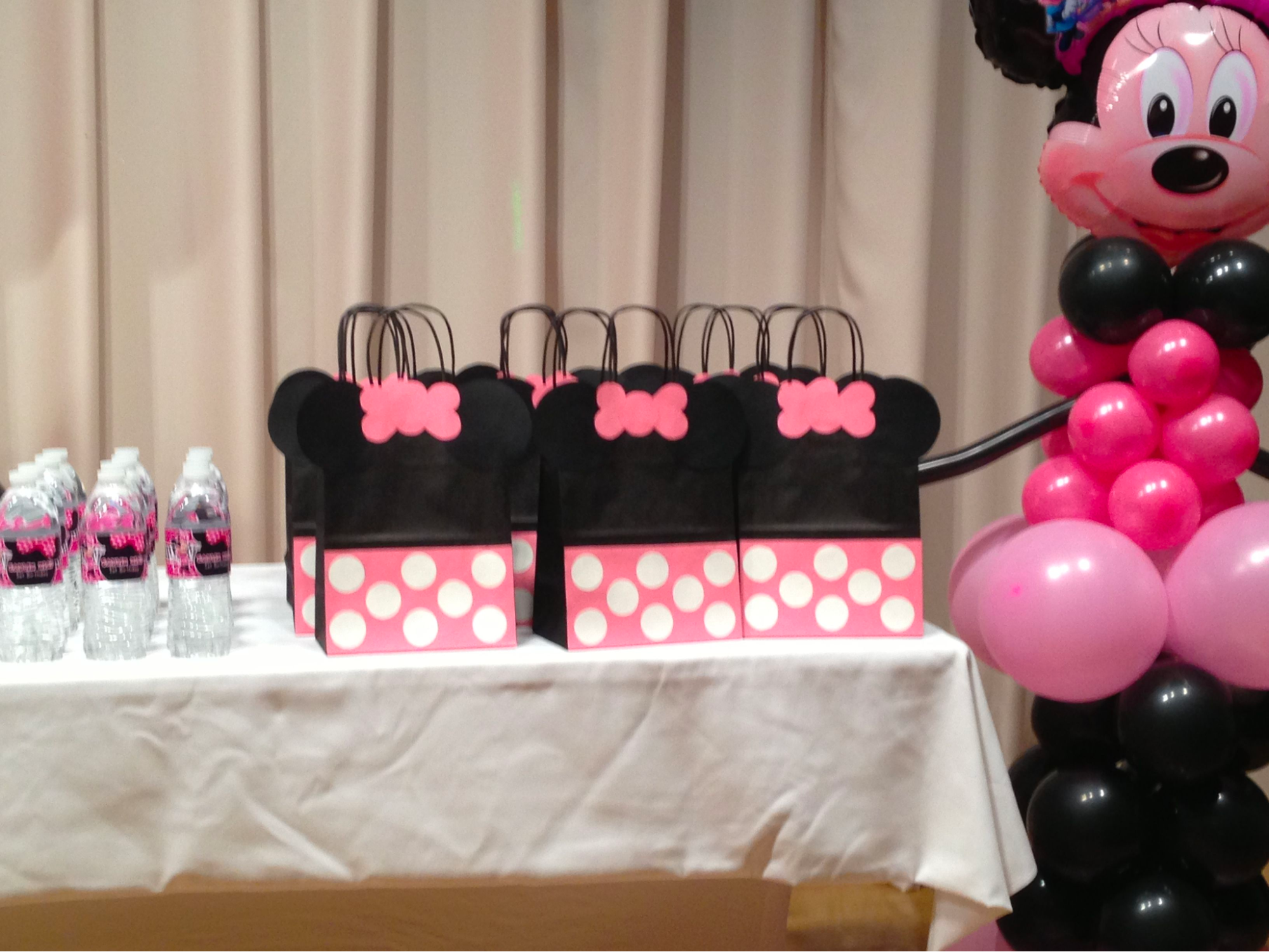 Minnie-mouse-themed birthday party candy bag ideas Minnie-mouse-themed birthday party candy bag ideas