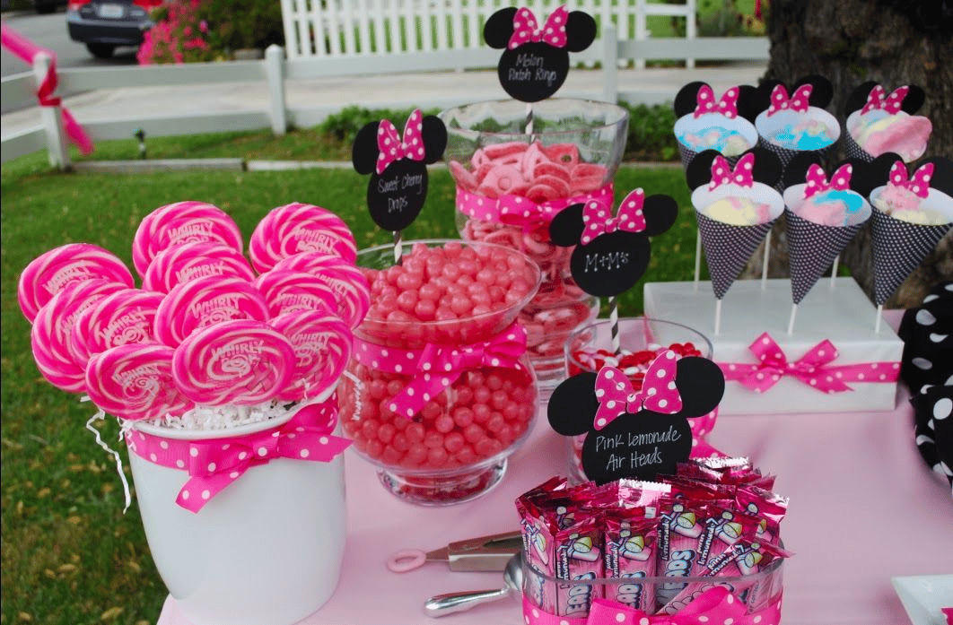 Minnie-mouse-themed birthday party craft station