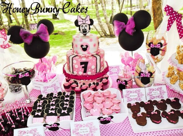 Minnie-mouse-themed birthday party dessert table