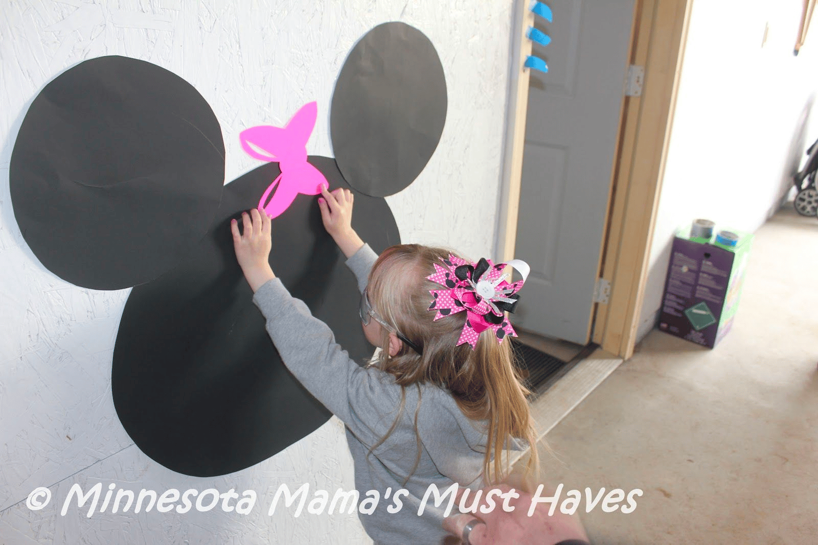 Minnie-mouse-themed birthday party game “Pin the Bow on Minnie
