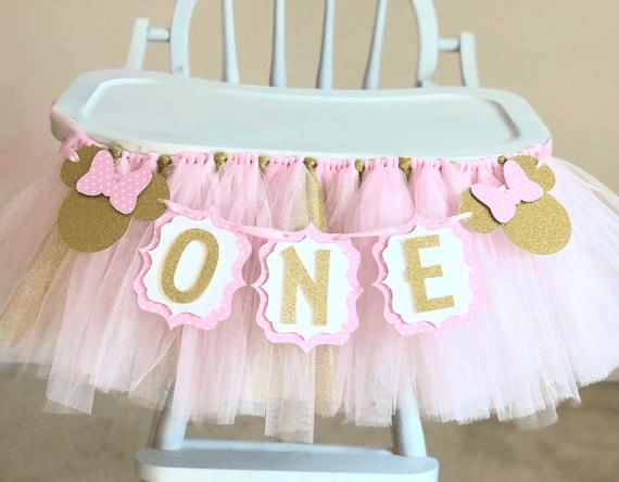 Minnie-mouse-themed birthday party high chair banner
