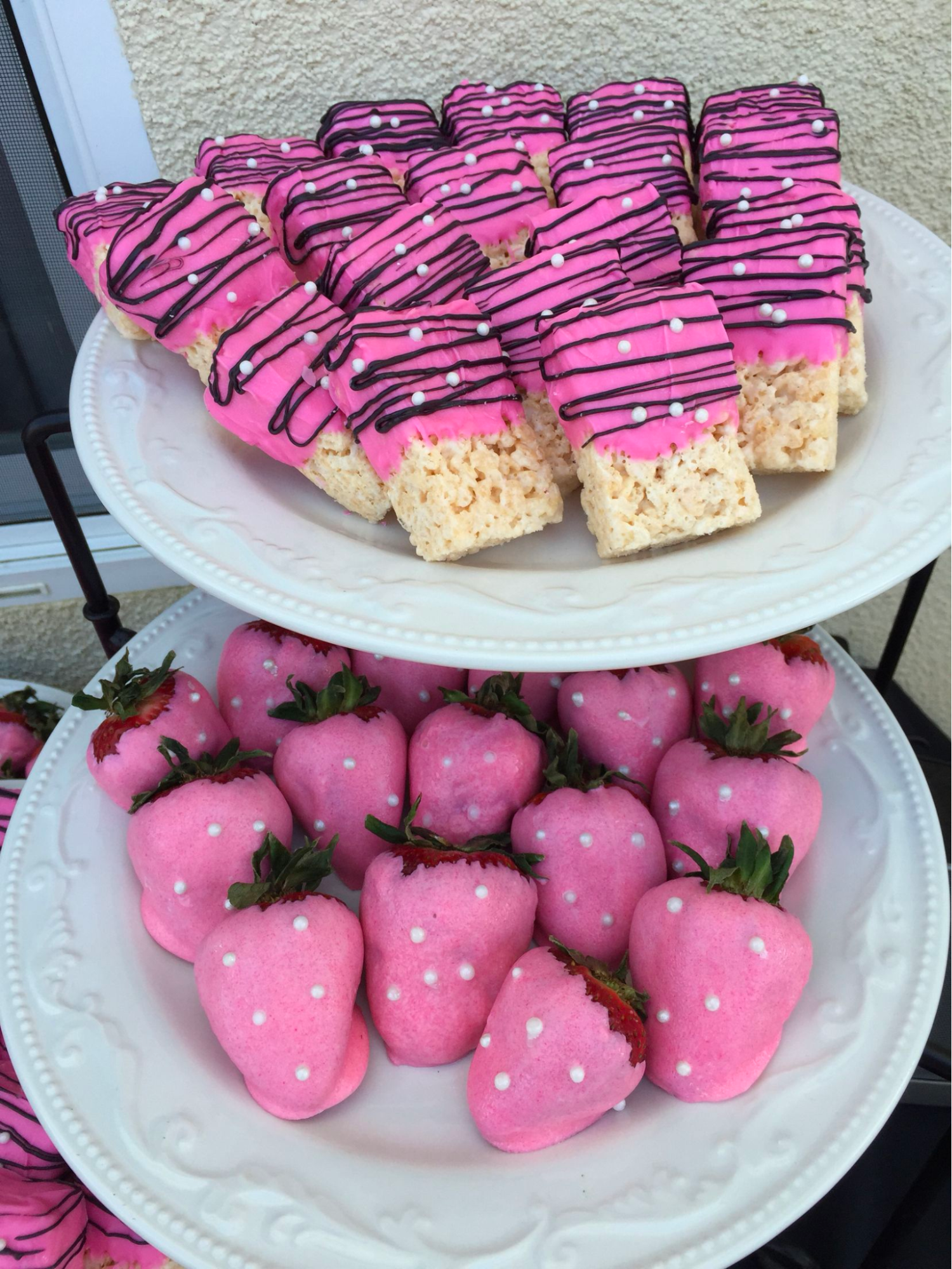 Minnie-mouse-themed birthday party snacks