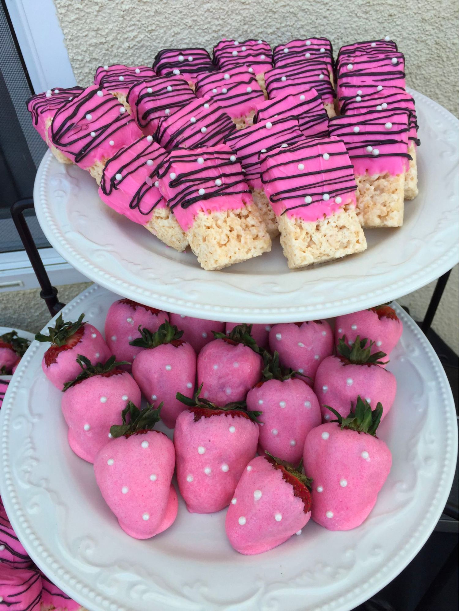Minnie-mouse-themed birthday party snacks Minnie-mouse-themed birthday party snacks