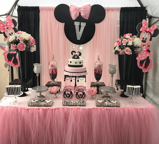 Minnie-mouse-themed birthday party supplies in pink