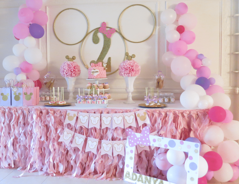 Minnie-mouse-themed party for a 2 year old