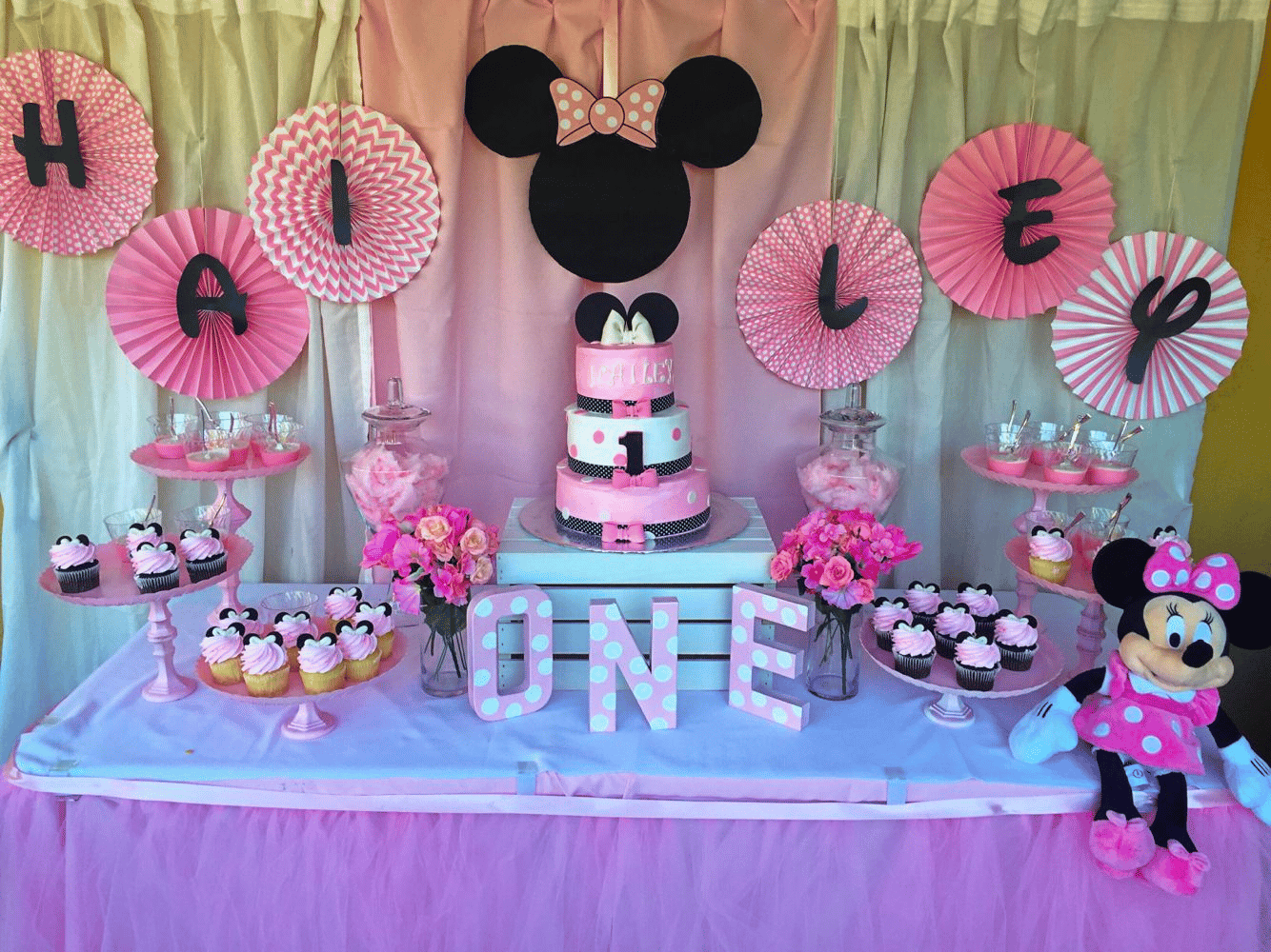 Simple Minnie-mouse-themed birthday party decor