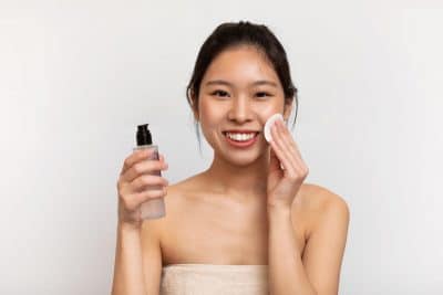 A lady cleaning her face