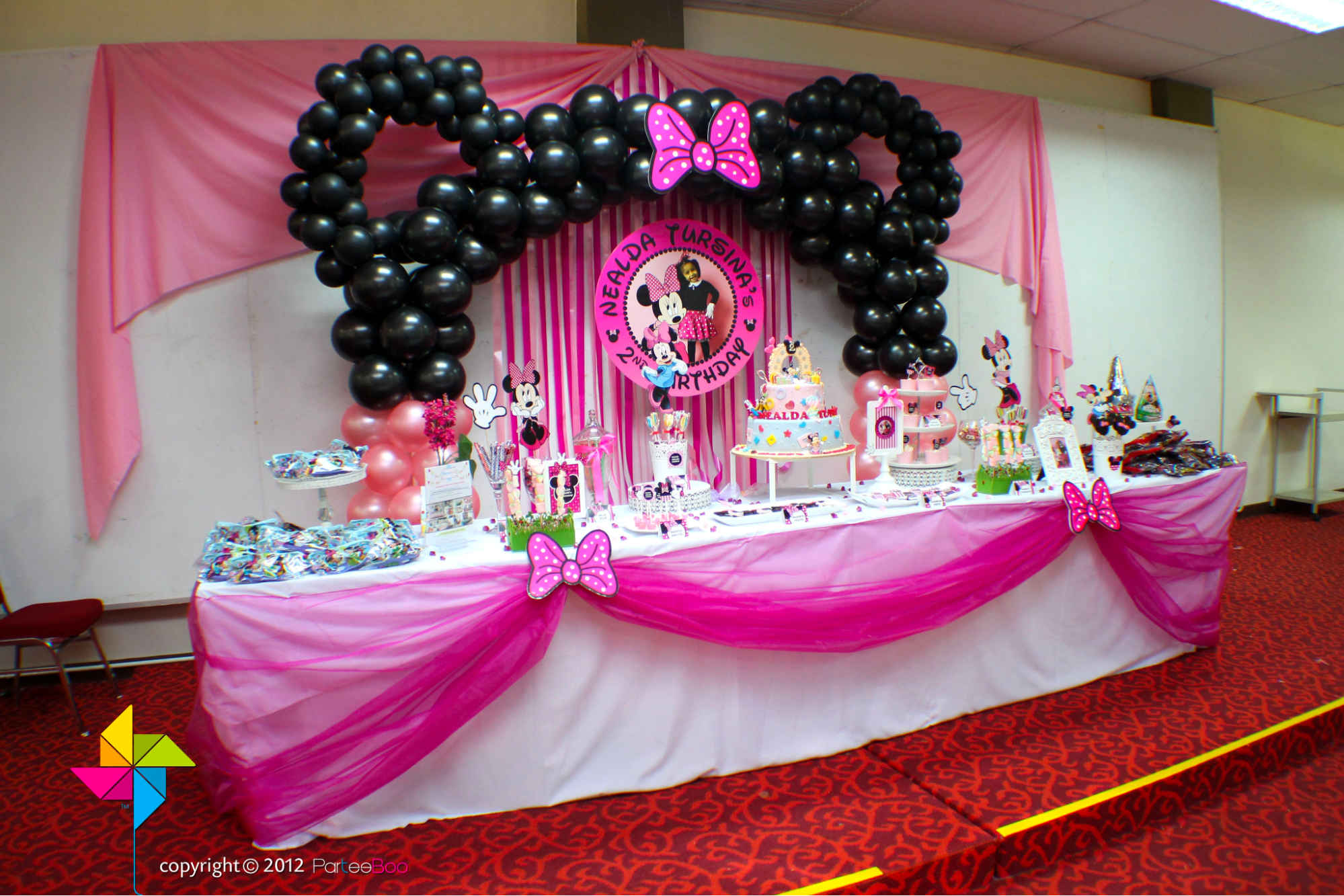 Minnie-mouse-themed birthday party backdrop decor