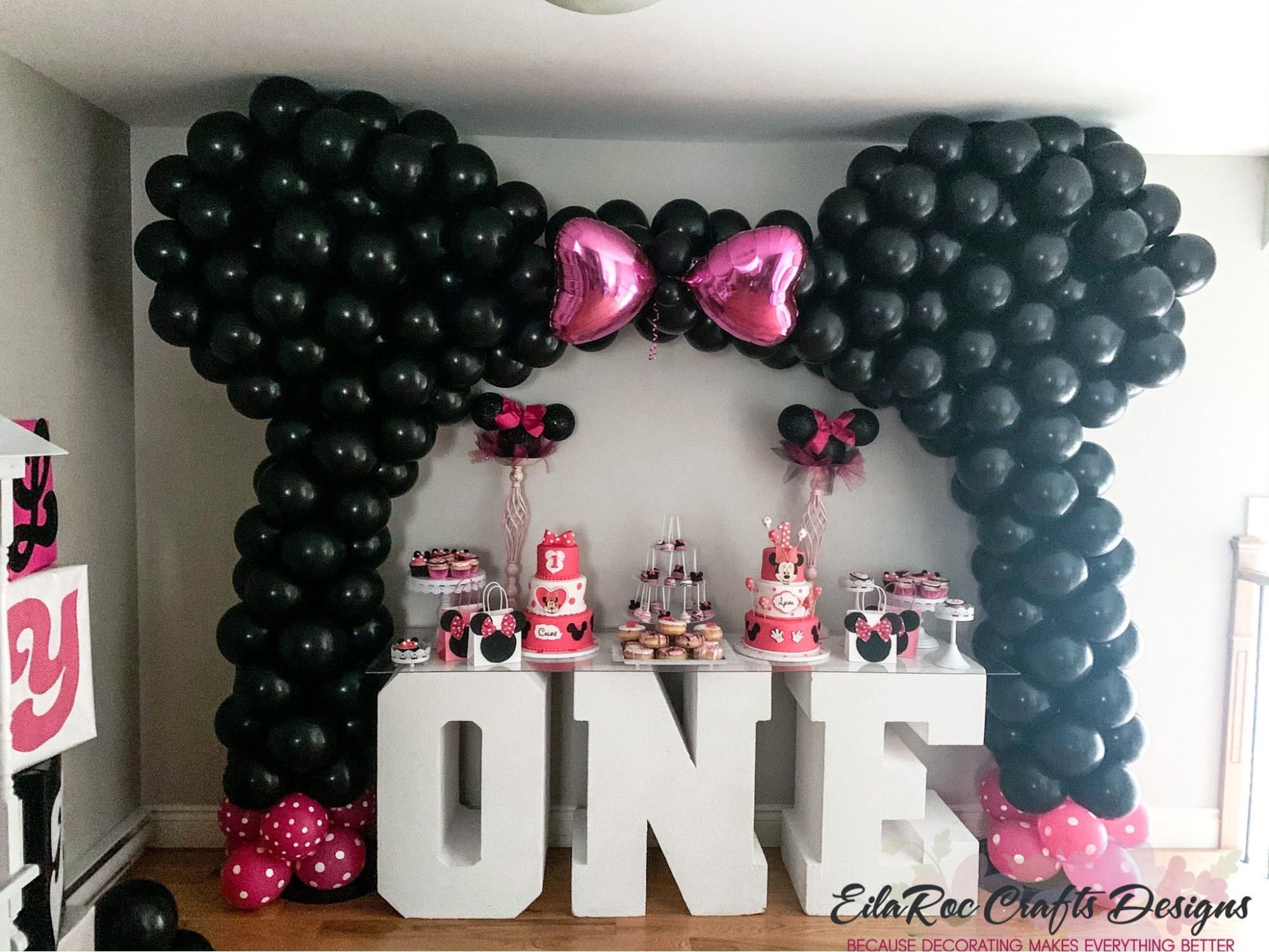 Minnie-mouse-themed birthday party balloon arch Minnie-mouse-themed birthday party balloon arch