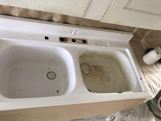 Cracked or damaged sinks Cracked or damaged sinks